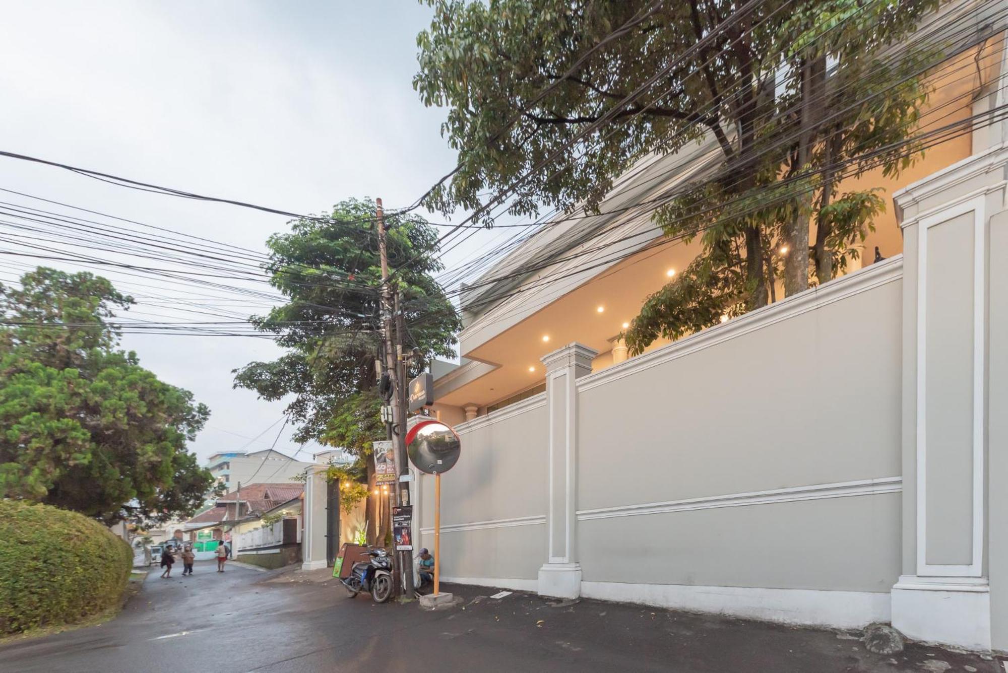 Urbanview Darmo Residence Bandung Extérieur photo