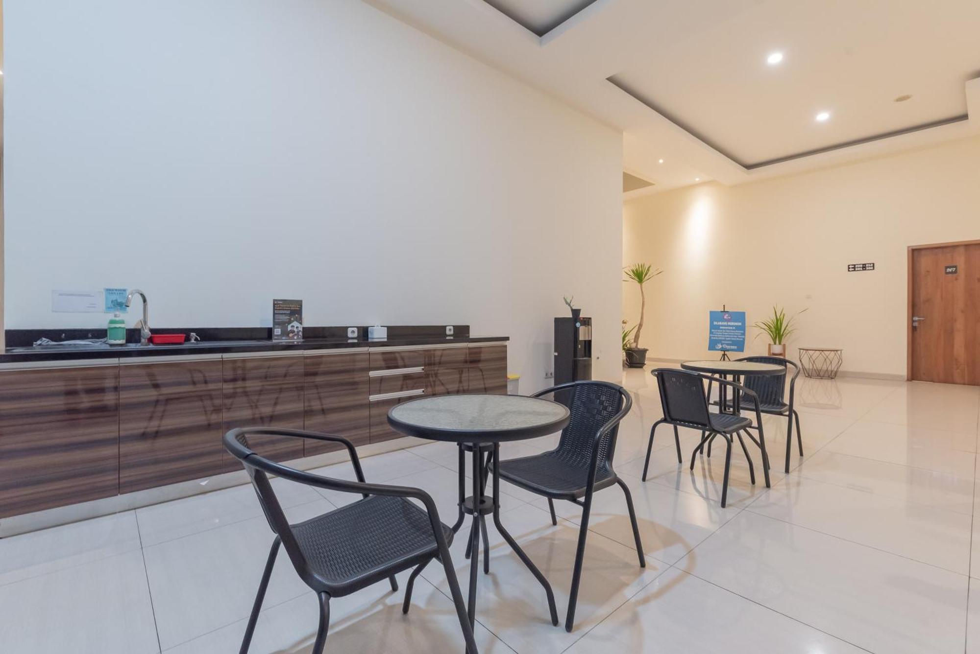 Urbanview Darmo Residence Bandung Extérieur photo